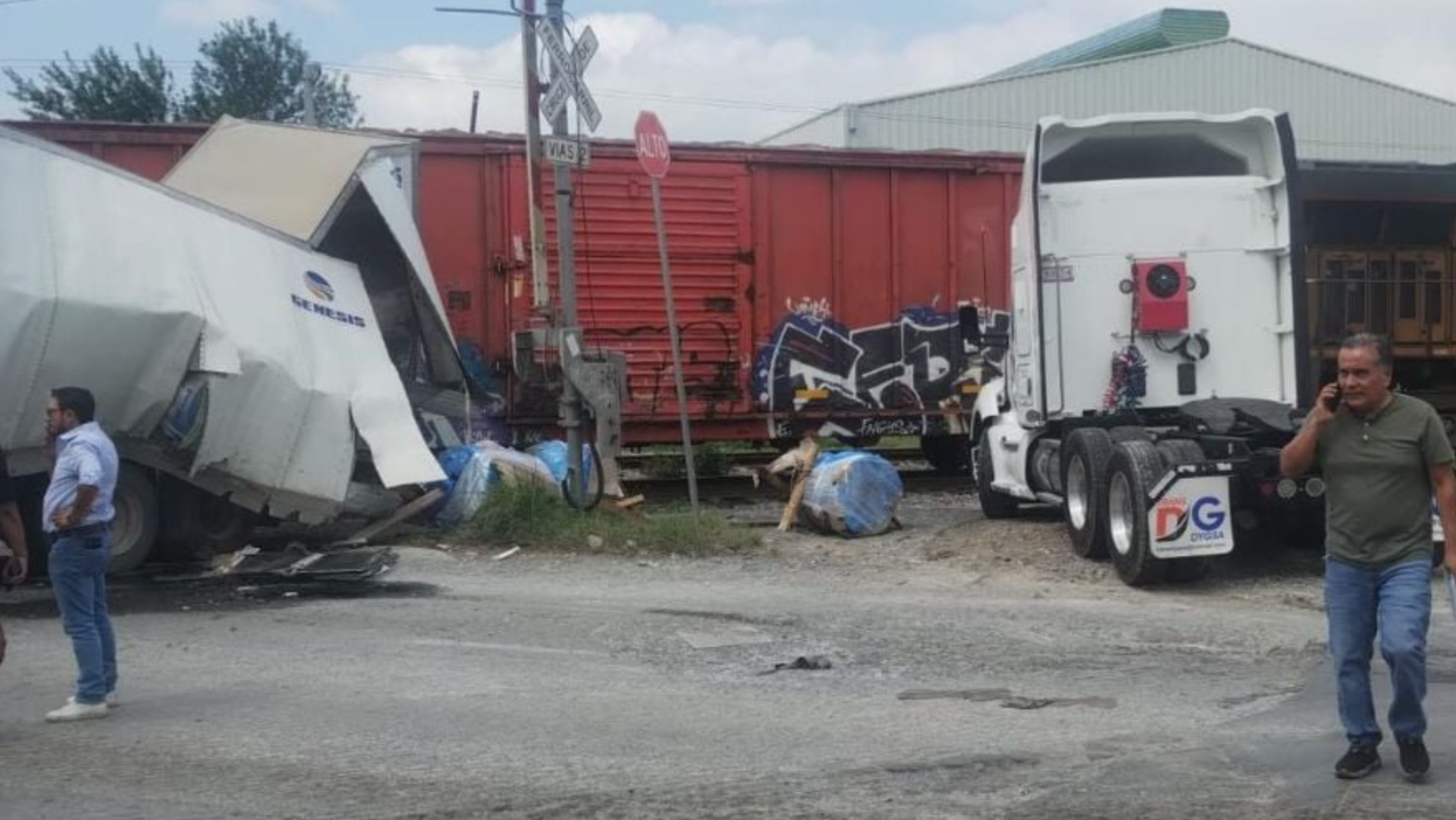 Choca tren a tráiler y aplasta a taxi en Nuevo León